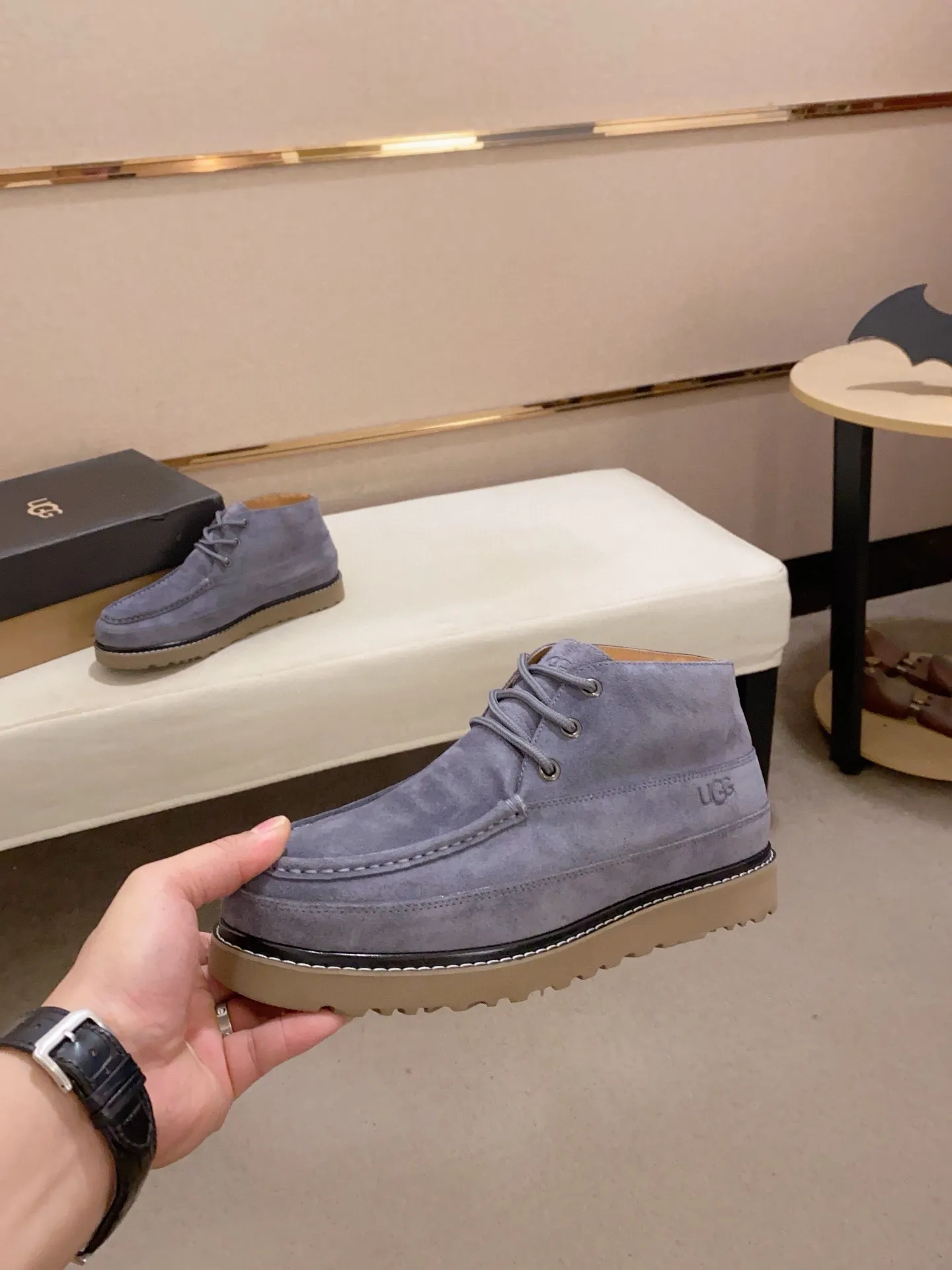 Men's shoes💰: 600💰(high-end goods) UGG❄️❄️Latest model 1:1⃣️quality, fabric: high-end quality first-layer cowhide imported from Europe. Lining: wool lining, sole: pure imported foam outsole. ❤️High-end goods, fine workmanship, trendy and fashionable. The fit is very classy. If you know the goods, you will not be able to refuse😍😍Number of codes: 38-44 (45 is custom-made and cannot be returned or exchanged)